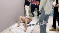 33724  【与精神小妹的那些事】勇敢粉丝尝试多人群殴